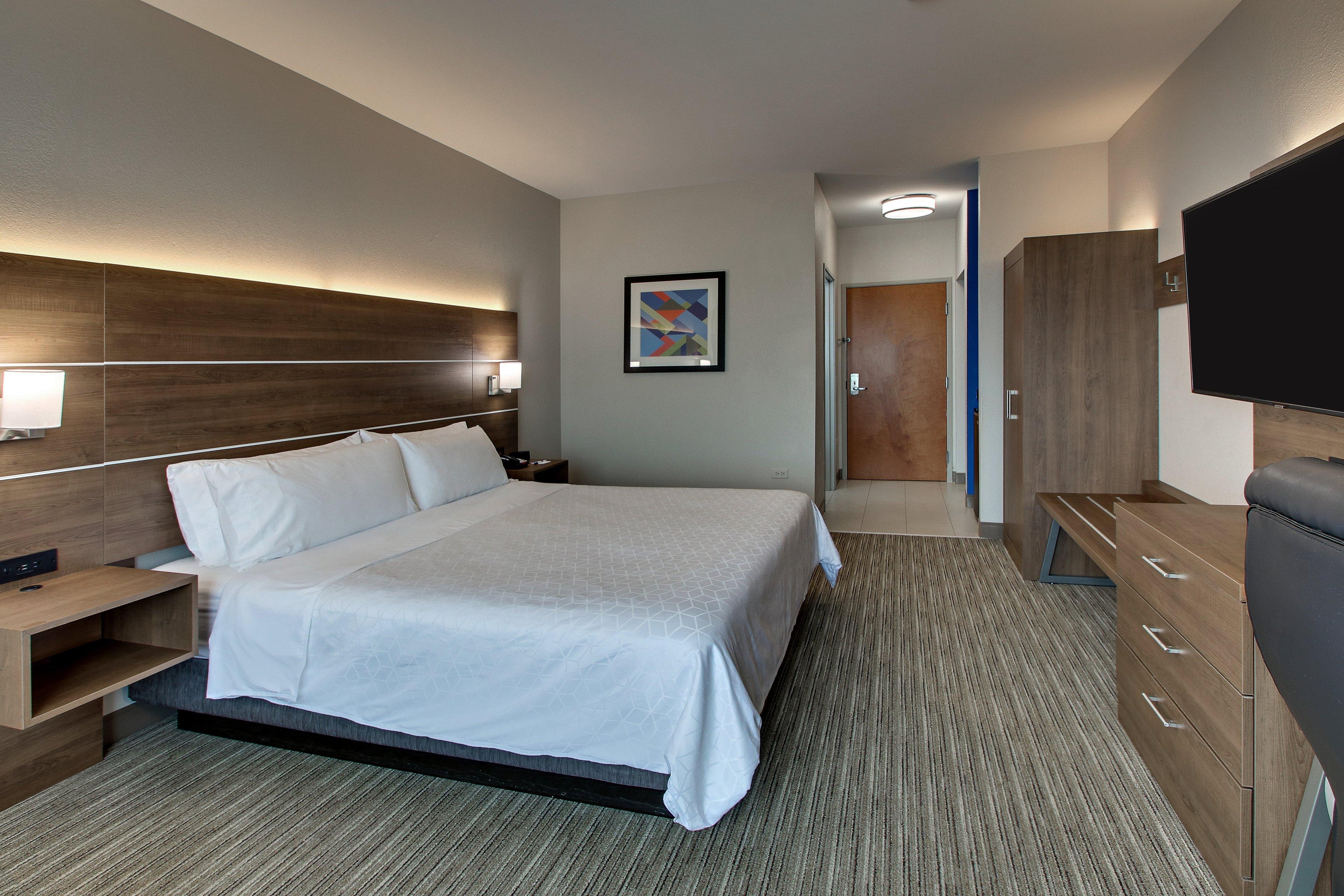 Express & Waukegan/gurnee By Ihg Hotel