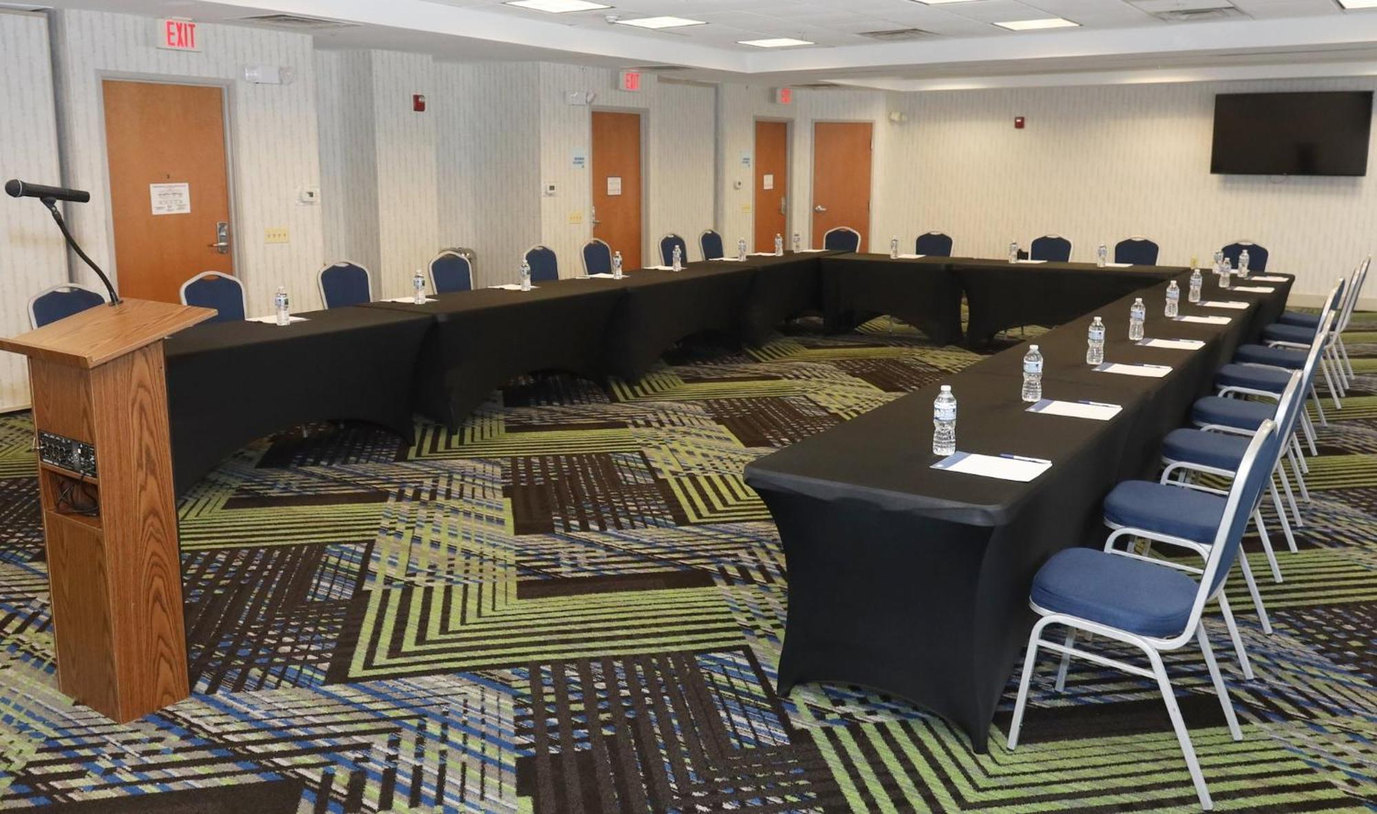 Express & Waukegan/gurnee By Ihg Hotel