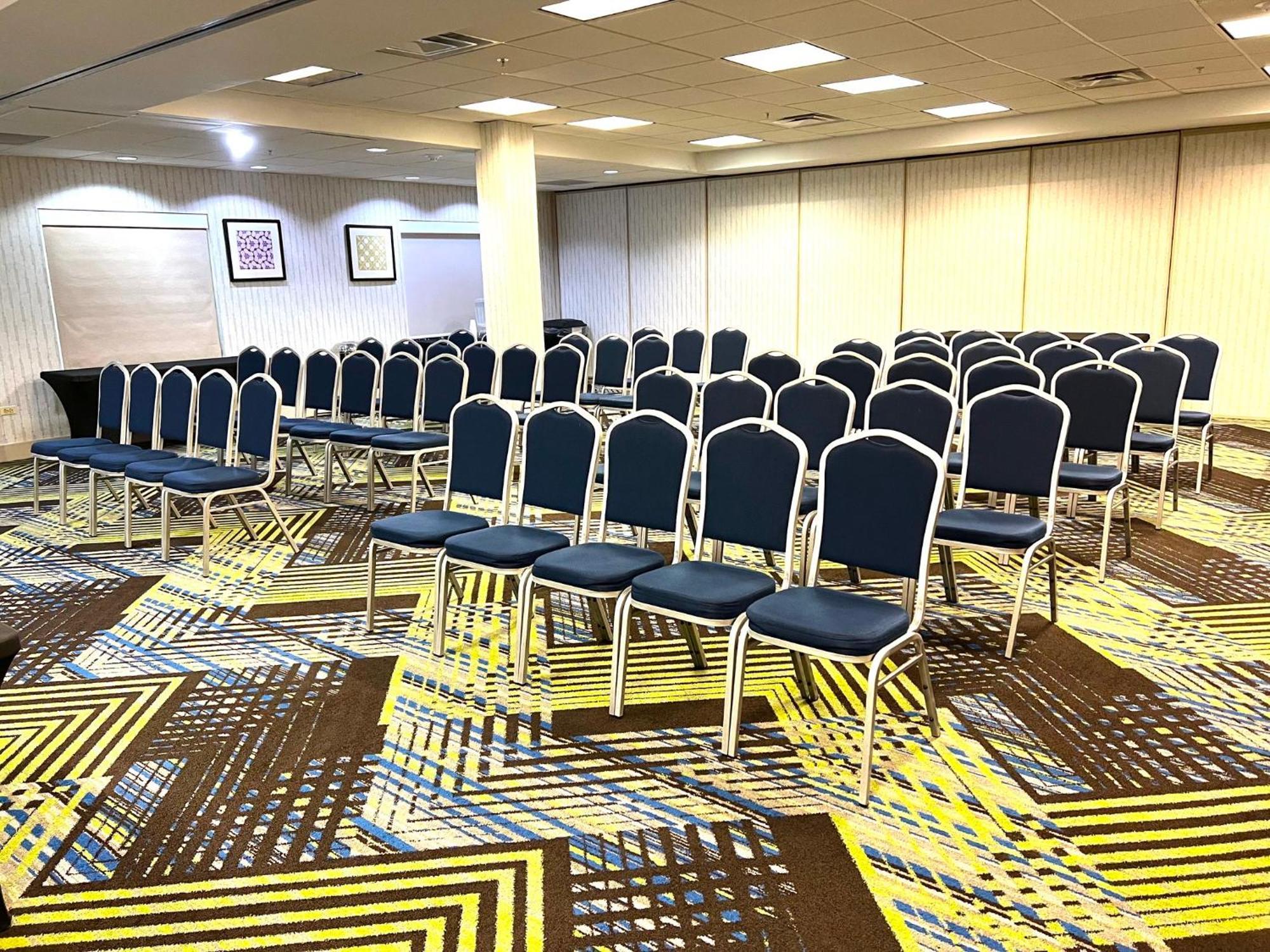 Express & Waukegan/gurnee By Ihg 2* Waukegan