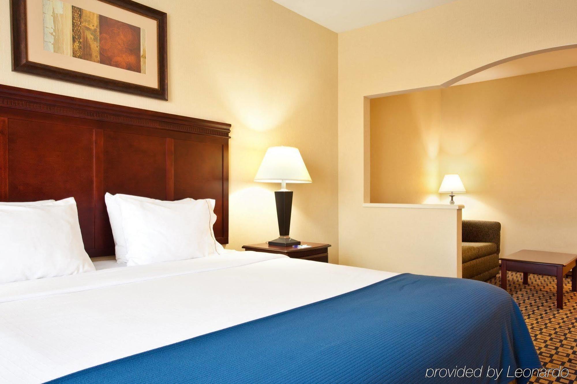 Express & Waukegan/gurnee By Ihg Hotel