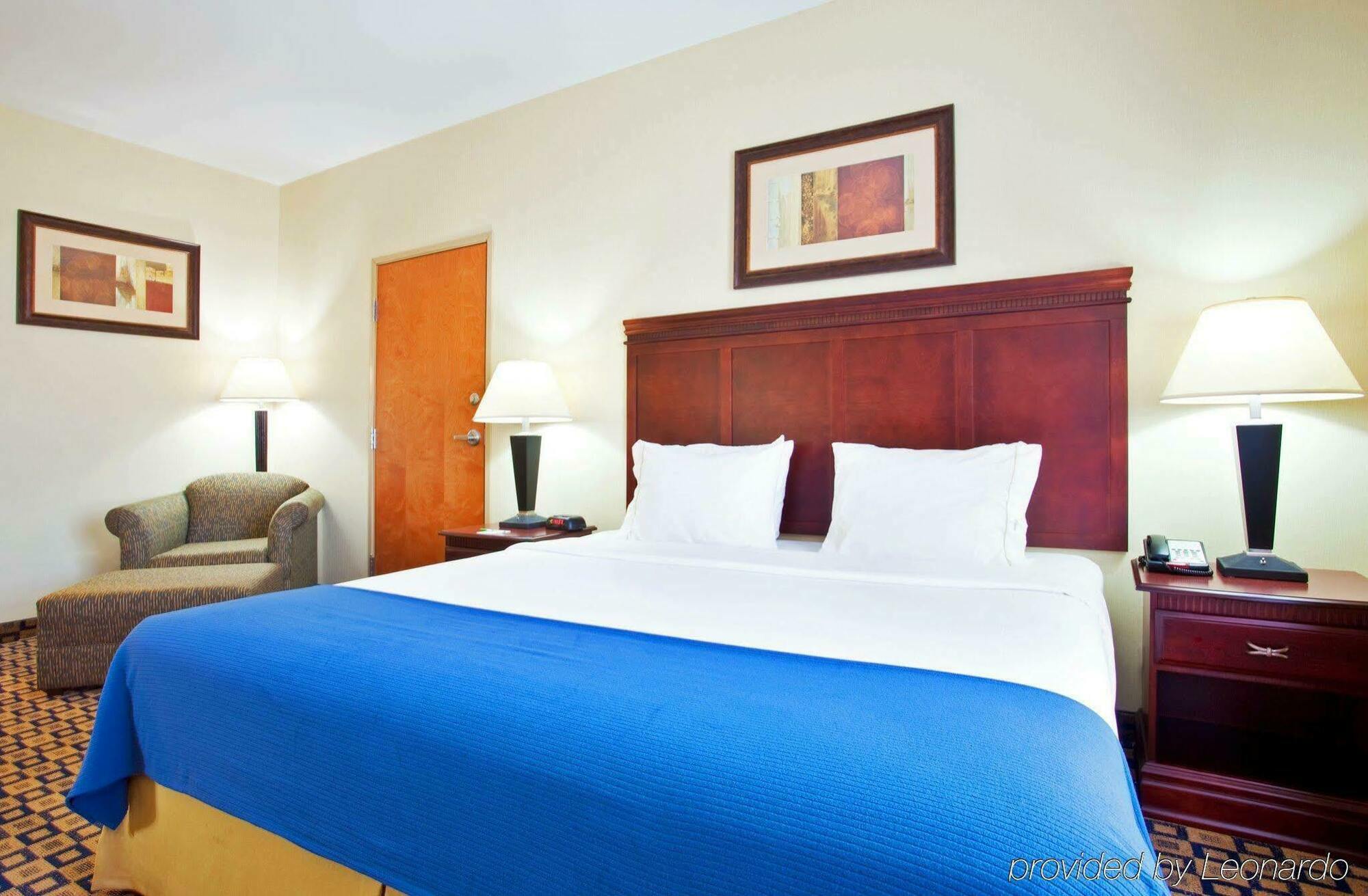 Express & Waukegan/gurnee By Ihg Hotel