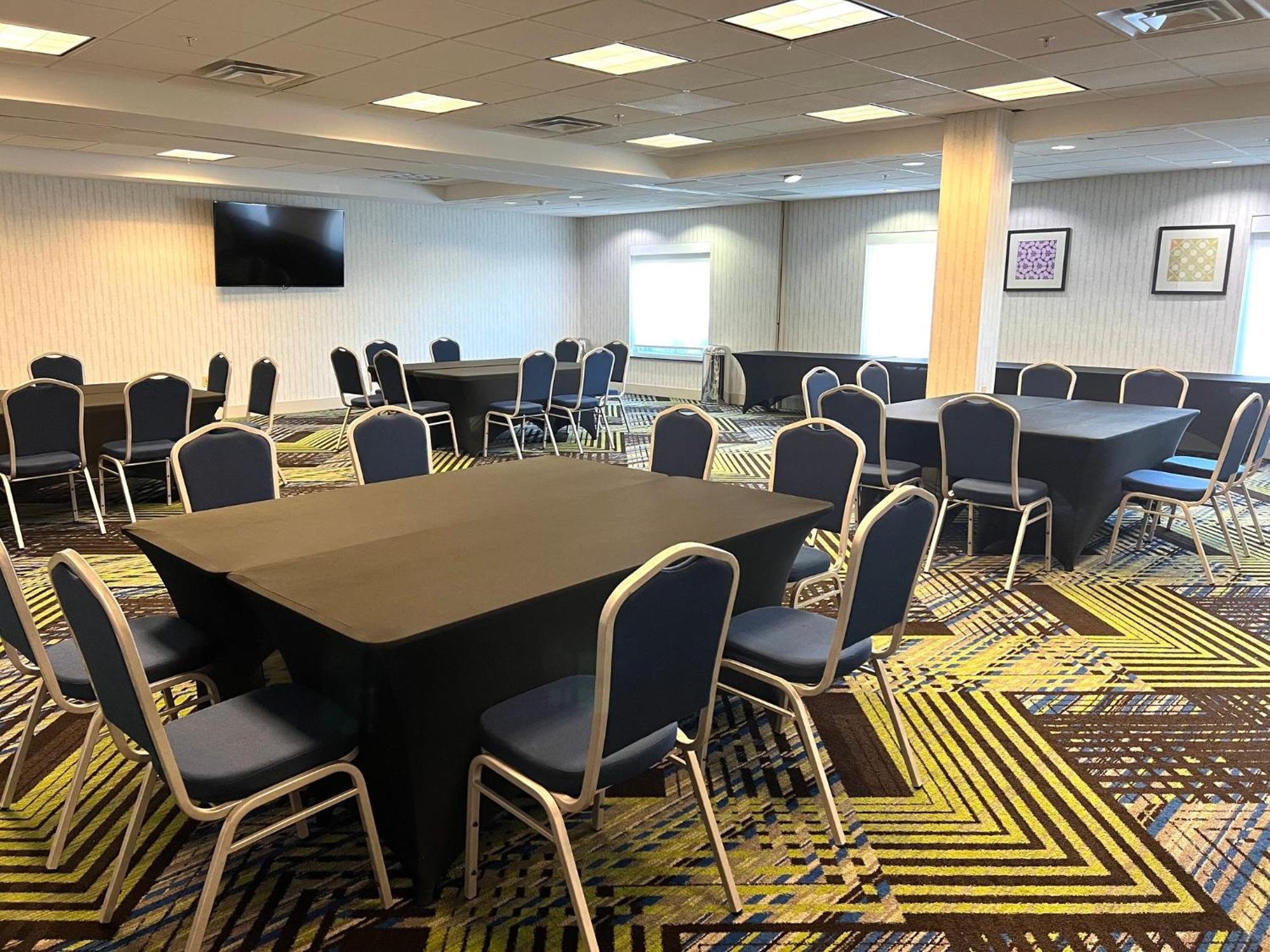 Express & Waukegan/gurnee By Ihg Waukegan