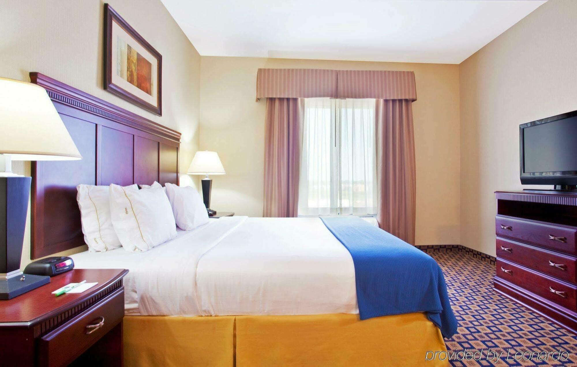 Express & Waukegan/gurnee By Ihg Hotel 2*